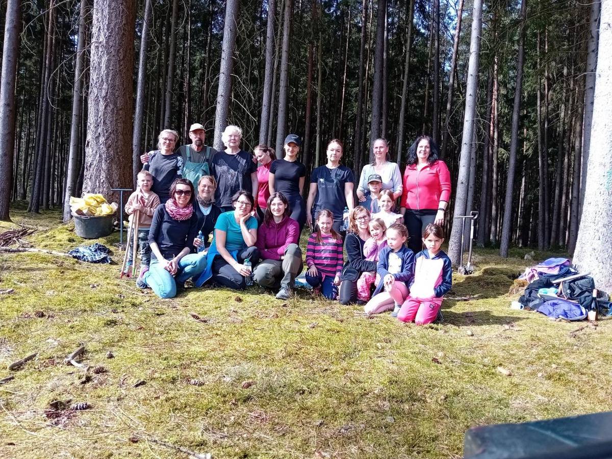Ve spolupráci s Domažlickými městskými lesy se místní spolek Babylon pustil do krásné akce. 23 dobrovolníků společně zasadili 900 nových smrčků v lese u Babylonu.