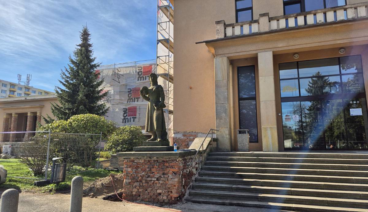 Od začátku března probíhá v Domě kultury v Milevsku investiční projekt s názvem „Kulturní a kreativní centrum Milevsko“. Tento projekt navazuje na předchozí modernizaci hlavního sálu kulturního domu.  Město Milevsko se do realizace pustilo po získání dotace ze státního rozpočtu ČR v rámci programu Rozvoj regionálních kulturních a kreativních center, který spravuje Ministerstvo kultury. Projekt byl podpořen částkou 36 066 197 Kč. Více na: https://www.milevsko-mesto.cz/podnikani-a-rozvoj/porizeno-z-dotaci/projekty-realizovane-za-podpory-eu/narodni-plan-obnovy/projekt-kulturni-a-kreativni-centrum-milevsko