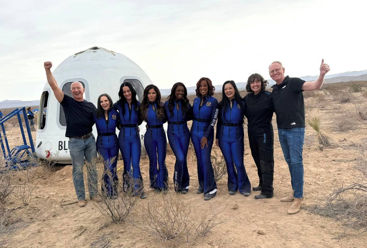 Popová hvězda Katy Perry a dalších pět žen se v pořádku vrátily na Zemi poté, co se vydaly do vesmíru na palubě rakety Blue Origin Jeffa Bezose.