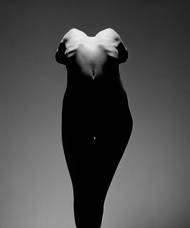 Ukázky z díla fotografa Tona Stana, které jsou k vidění na retrospektivní výstavě v GHMP, Městská knihovna, Praha (16. 4. - 24. 8. 2025). Na snímku: Pohádková figura, Fairytale Creature, 1995