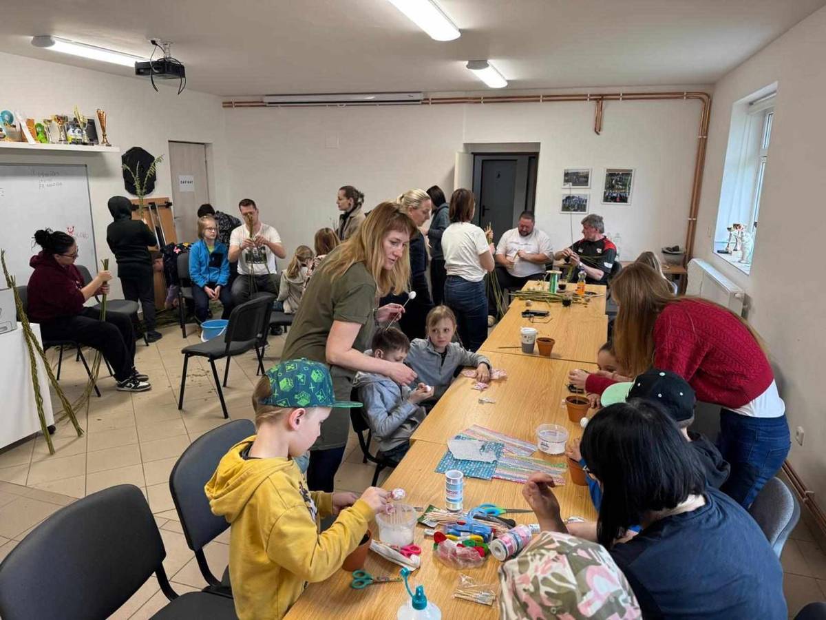 Pletení pomlázek, perníčky, velikonoční výzdoba..... Díky všem za příjemného sobotní dopoledne.