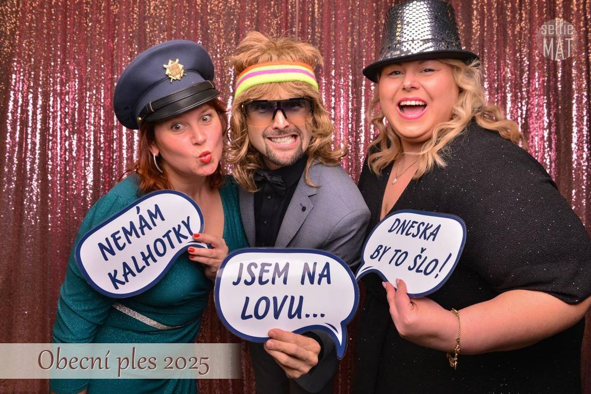 Fotografie ze selfiematu z obecního plesu