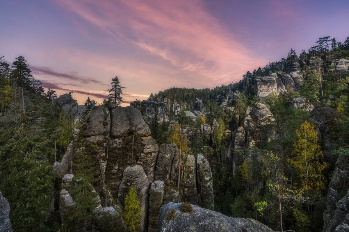 Za skalními masivy jezdí do Adršpachu turisté nejčastěji.