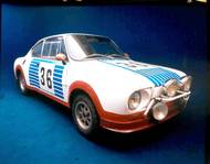 Použití hliníkových panelů a dílů ze sklolaminátu pomohlo výrazně snížit hmotnost karoserie – vůz vážil jen 720 kilogramů. I díky tomu se dokázal rozjet až na maximálních 220 kilometrů za hodinu.