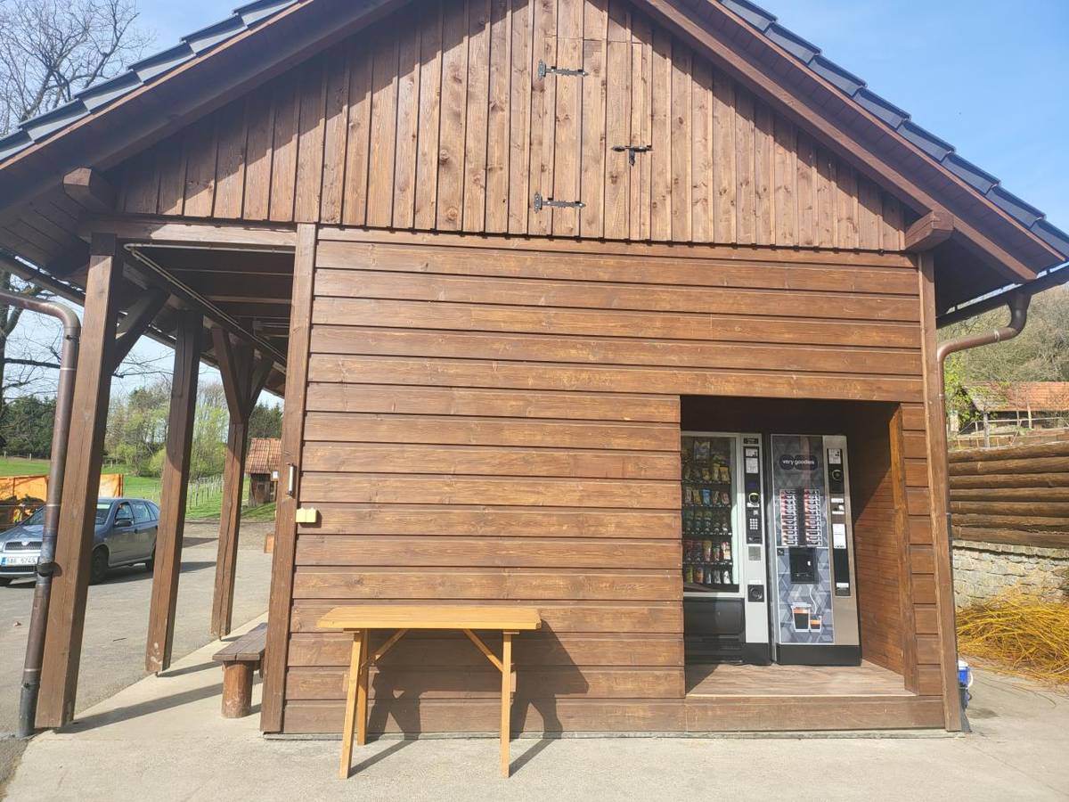 Od středy máme nově na Envi tyto dva automaty. Odteď si tak u nás můžete dát třeba horkou kávu, čaj, čokoládu nebo chlazené nápoje a drobné občerstvení.