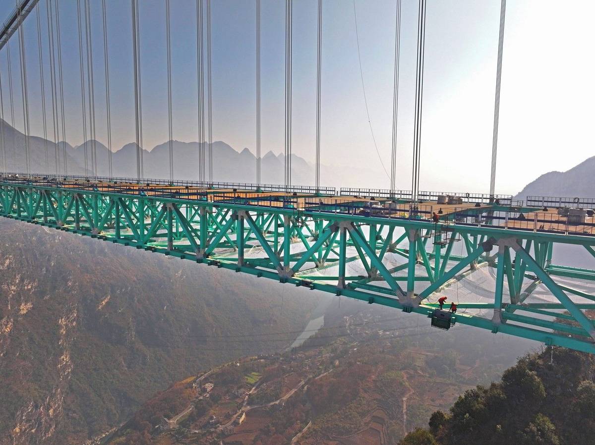 Huajiang Grand Canyon Bridge se tyčí ve výšce 625 metrů nad řekou, stane se nejvyšším mostem na světě.