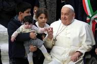 Papež František drží ruku malého dítěte na závěr generální audience ve Vatikánu, 12. února 2025.