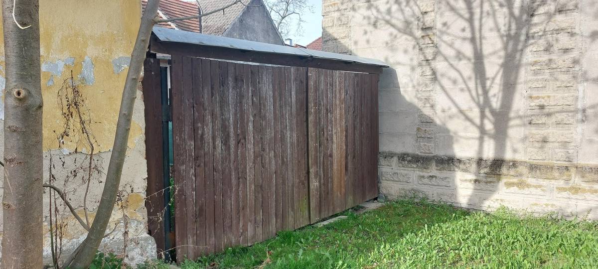 V úterý 22.4. začne demolice obecní budovy na návsi ( stará hasičárna). na přiložených fotkách jsou vidět dvě desky, které dříve sloužili na vekovní hru stolního tenisu. Pokud by měl někdo zájem o tyto desky, tak je nutné je do pondělního večera (21.4.) odvést. Dále jsou pak volné dřevená vrata, okenice, střešní tašky, suť.....