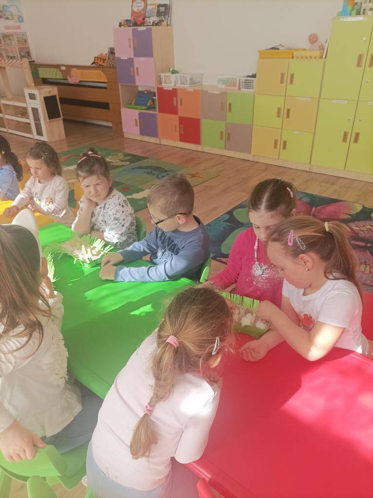 Prípravy na Veľkú noc v materskej škole boli v plnom prúde. Detičky si svojimi šikovnými rúčkami a skvelou fantáziou  vyzdobili priestory, aby do nich prenikla atmosféra veľkonočných sviatkov.