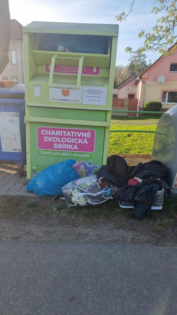 Kontejner na oblečení pod kaštanem.