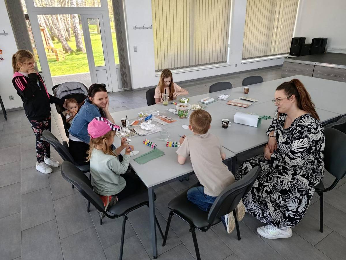 Knihovnické velikonoční dílničky byly plné zábavy. Dětí přišlo jako šafránu, ale zase plná louka šafránu je přece krásná. Ozdobili jsme si vajíčka i zajíčky, ochutnali velikonoční perníčky a povídali si o velikonočních svátcích a zvyklostech.