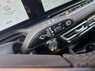 Páčky blinkrů i stěračů trochu připomínají některé modely Audi.