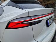 Zadní světla s grafikou písmene X patří k nejatraktivnějším prvkům celé karoserie.