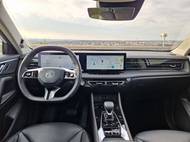 Kabina MG HS prošla mezigeneračně velkou proměnou. Na první pohled působí luxusně, pomáhá dobré zpracování a výběr na dotek měkčených materiálů. Alespoň v horní části palubní desky.