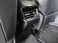 Zadní cestující mají k dispozici vlastní výdechy ventilace a USB porty.