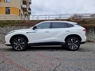 Na délku má SUV 4655 mm, na šířku 1890 mm a na výšku 1664 mm a zapadá přesně mezi Škody Karoq a Kodiaq. Konkurenti jsou třeba Hyundai Tucson, Dacia Bigster nebo KGM Torres.