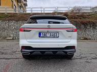 Základní HS stojí 674 900 korun, automat startuje na 734 900 korunách. Vyšší výbava, na fotkách, je o 70 tisíc dražší. Plug-in hybrid pak pořídíte za nejméně 949 900 korun.