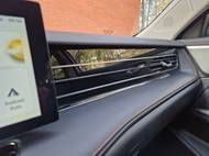 Klavírní lak vypadá efektně, ale je brzy plný otisků prstů.