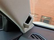 Kamera hlídající pozornost řidiče je umístěná trochu netradičně na bočním sloupku. Je velmi citlivá a pípání dost silné.