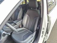 Přední sedadla jsou velmi komfortní a dobře drží i v zatáčkách. Ve vyšší výbavě mají vyhřívání i koženkový potah, elektrické ovládání je standardem všech HS.