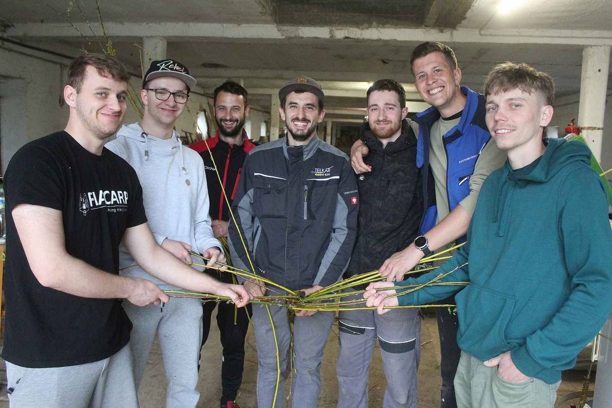 Možná už jste zaslechli, že se naše chasa snaží uplést ten největší korbáč a zapsat svou práci do knihy rekordů. Potřebuje ale i Vaši pomoc! Zatím má korbáč 100 metrů, ale je potřeba víc.  Přijďte spolu s chasou uplést poslední metry toho největšího korbáče! Ze zbylých proutku si můžete uplést na pondělí i svou pomlázku. Bude možné opéct špekáčky, když si je přinesete  a menší děti uvaří trochu kotlíkového guláše.  A hlavně -  přijďte povzbudit naši chasu a pomoct s přenesením korbáče ke kostelu.  Dnes od 14 hodin na družstvě - u zadních vrat do kravína.