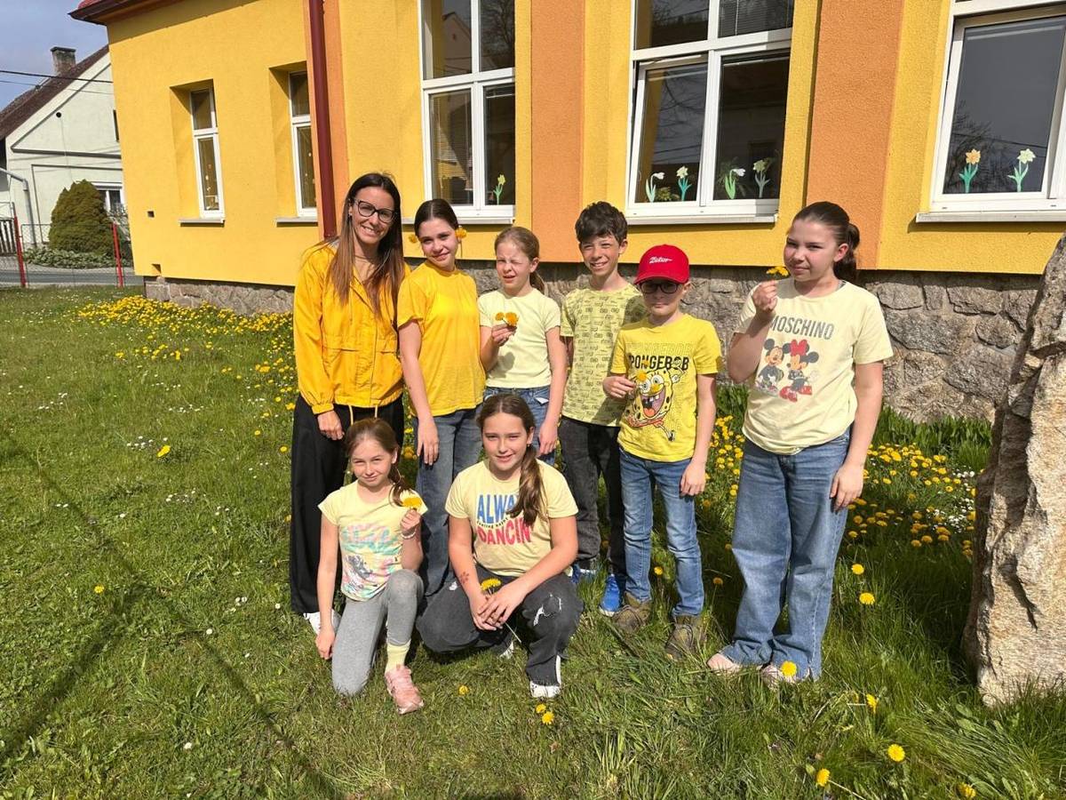 Týden před Velikonocemi se nám škola proměnila v barevný svět.