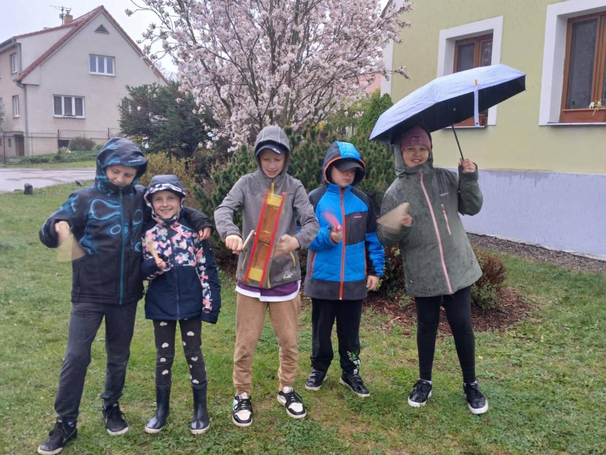 Zvony odletěly do Říma, ale zbudovské děti se postaraly o tradiční náhradu a za zimy a deště podle tradic vyrazili do ulic Zbudova řehtat. Děti moc vám děkujeme a při koledě se vám sladce odměníme.