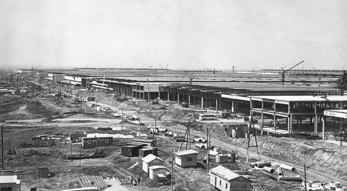 Výstavba továrny automobilky AvtoVAZ ve městě Toljatti na březích Volhy začala v lednu 1967 za asistence Fiatu. Sověti jednali ještě s Renaultem, ale italský projekt jasně zvítězil.