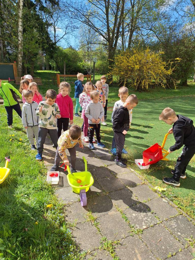 Velikonoční hledání na zahradě MŠ se sportovními hry.
