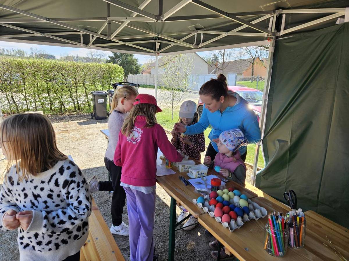 V sobotu 19. 4. proběhla akce "Dolnopěněnské Velikonoce", kde jsme si mohli namalovat vajíčko, uplést pomlázku, udělat velikonoční dekoraci a zasoutěžit o nejlepší "pěněnskou hlavičku". Pro děti byla připravena pohádka a škola žonglování od Chůdadla.