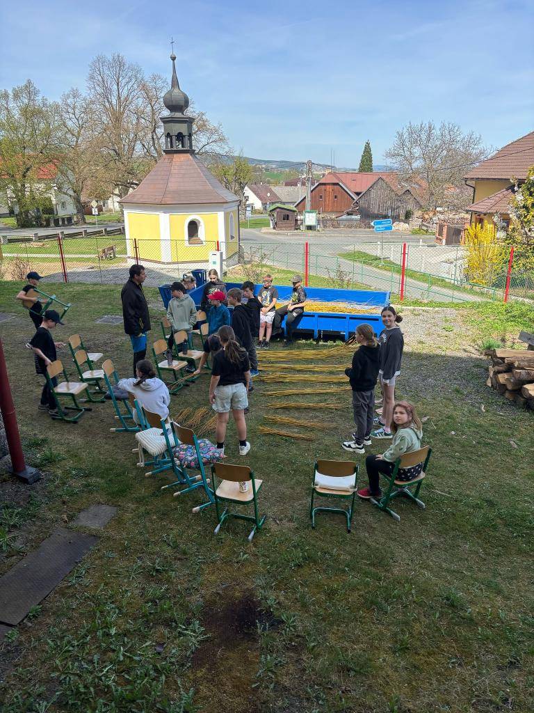 Pletení pomlázek ve všech ročnících. Velké díky patří panu Krotkému a Mathauserovi, kteří dětem vše ukázali a následně naučili.