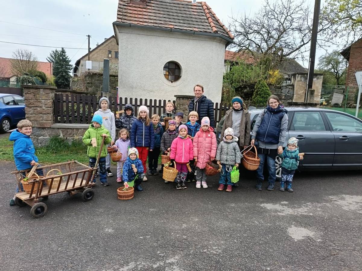Fotografie z letošních svátků jara - od velikonočního tvoření, přes rachtání a výslužku až po společné pletení pomlázek.