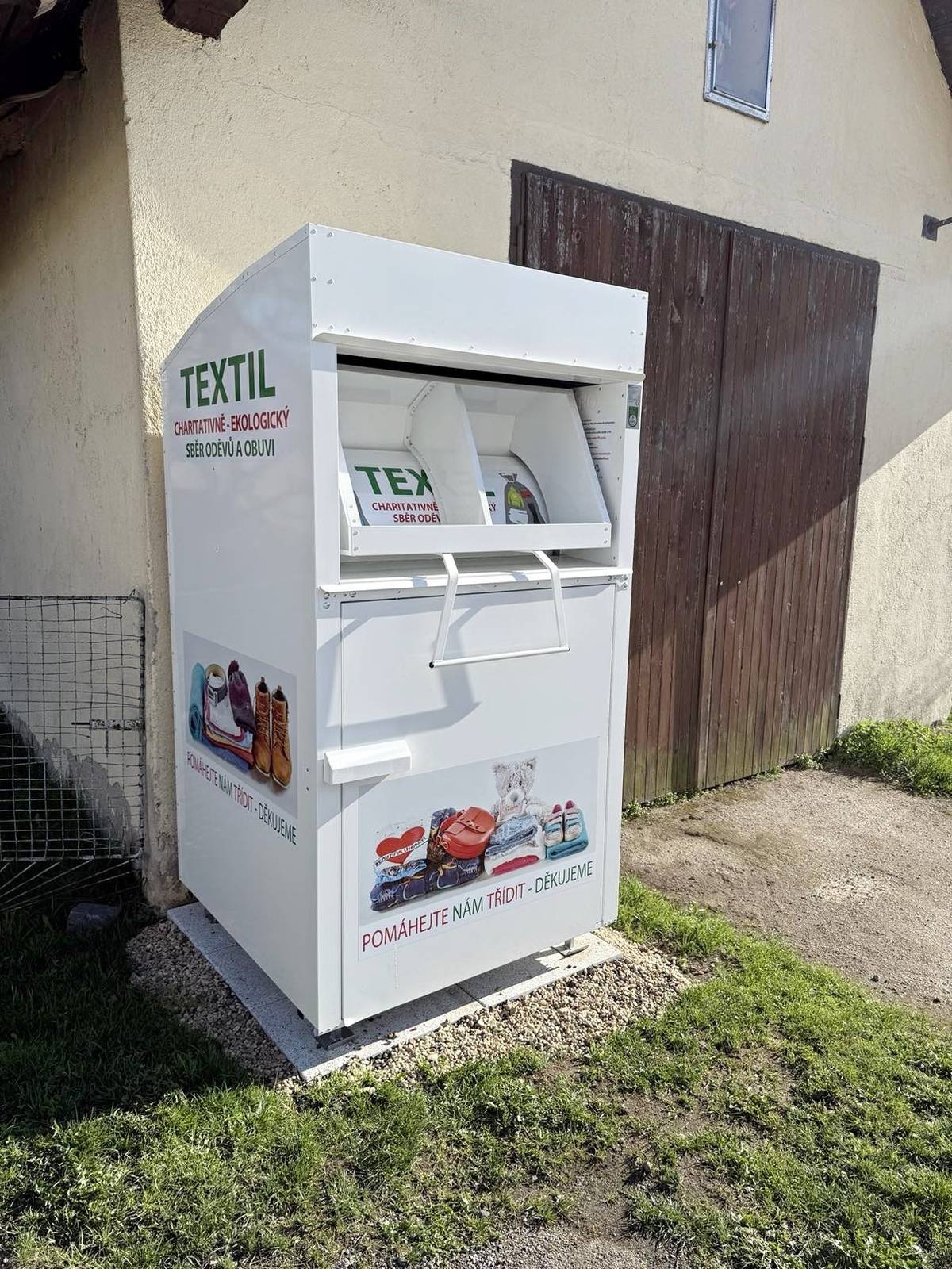 Vážení občané máme v obci nový kontejner na textil, kontejner se nachází u hasičky.  Co mohu vhodit do kontejneru na textil: Oblečení, obuv, bytový textil, funkční hračky, boty, bundy, ložní prádlo, povlečení, kalhoty, trička, svetry, funkční sportovní vybavení, peřiny a jiné podobné věci. Všechny kusy by měly být čisté, suché a uložené v igelitovém pytli. S materiálem se pracuje ručně.  Patří do kontejneru veškeré oděvy a bytový textil? Ne, do kontejneru nepatří znečištěný a mokrý textil, matrace, molitan, koberce, tašky a ústřižky látek. Mám větší množství textilu, které se nevejde do kontejneru, co můžu dělat?" Pokud máte více pytlů s textilem, zavolejte prosím na tel: +420 485159125 nebo napište na info@recyklacetextilu.cz a oni se s Vámi rádi domluví na jeho odvozu.