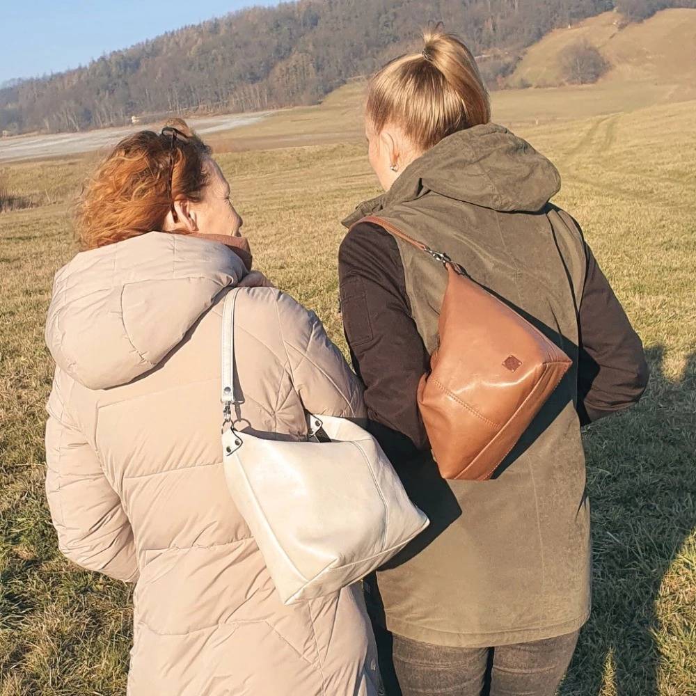 Hnědá kožená kabelka Letty midi