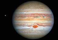 Jupiter zachycený Hubblem v srpnu 2020. Snímku dominuje Velká rudá skvrna. Obří hurikán v atmosféře, který je větší než celá planeta Země