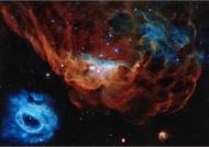 Jeden z nejfotogeničtějších snímků mlhoviny NGC 2014. Ta se nachází ve Velkém Magellanově mračně – trpasličí nepravidelné galaxii asi 163 000 světelných let daleko. V mlhovině se rodí nové hvězdy