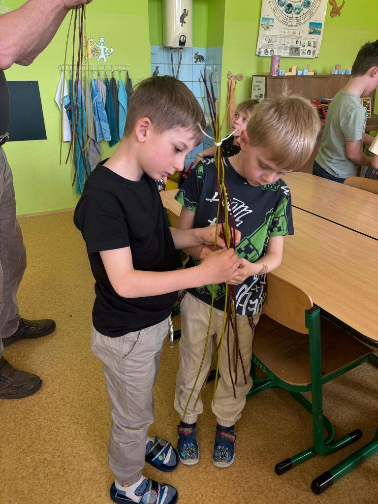 Letos jsme se všemi žáky pletli velikonoční pomlázky, které si poté odnesli domů.