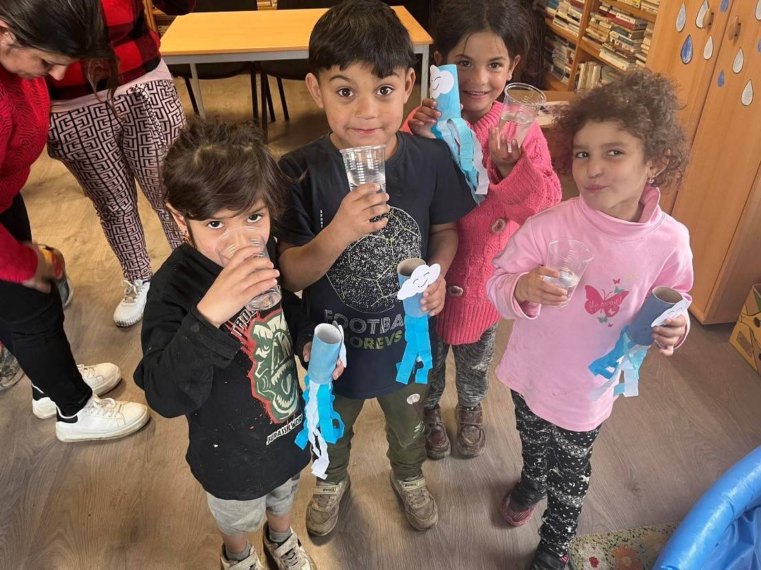 Na Deň vody sme pre deti pripravili zábavný a poučný program. Deti sa zapojili do kvízu o vode, kde sa dozvedeli množstvo zaujímavých informácií o jej  dôležitosti pre našu planétu. Súťažili, odpovedali na otázky a rozširovali si svoje vedomosti o tomto vzácnom prírodnom zdroji.