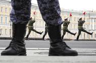 Čestná stráž opakovaně nacvičuje slavnostní nástup. Přehlídka na Palácovém náměstí v Petrohradu patří mezi nejvýznamnější vzpomínkové akce v Rusku.