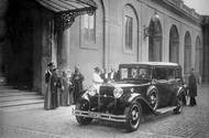 Slavnostní předání první vozu značky Mercedes: papežský Nürburg vznikl také díky iniciativě německého velvyslance ve Vatikánu