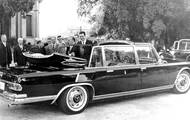 Slavnostní předání nového Mercedesu-Benz W100 v papežském letním sídle v Castel Gandolfo. Vpravo je vidět předchozí model W186