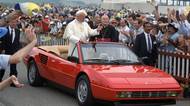 Jan Pavel II., jehož prvním soukromým vozem byla polská Warszawa 203 (dodnes existuje), navštívil v roce 1988 dokonce maranellskou továrnu Ferrari. Při té příležitosti jej svezl tovární řidič ve Ferrari Mondial