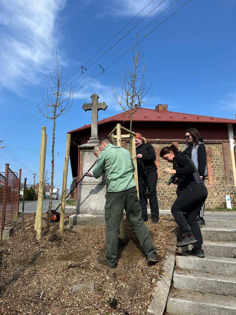 Pátek 28.3. se nesl ve znamení výsadeb- v naší obci přibylo 12 vzrostlých stromů a to na třech různých místech: jabloně a hrušně v zahradě MŠ, kde se k sázení připojily i děti s přáníčky pro stromy, duby kolem rybníka, které poskytnou stín a útočiště pro místní ekosystém a dříny u kříže.