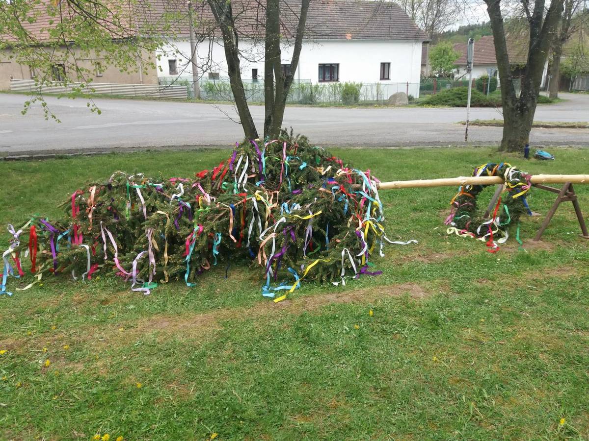 VE STŘEDU 30. 4. 2025:  → zdobení máje od 14:30  → stavění máje cca od 15:30