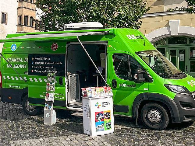 V Benešově nad Ploučnicí můžete opět navštívit DÚKmobil, kde Vám pracovník rád poskytne dopravní informace. Na místě budou k dispozici dopravní letáčky, mapy, můžete si bezhotovostně koupit časové jízdné nebo dobít či koupit dopravní kartu DÚK. Může Vám také pomoci s instalací aplikace DÚKapka či Vám rád ověří profil v aplikaci.Termín zastávky: PONDĚLÍ 28.4.2025Místo zastávky: náměstí Míru v Benešově nad Ploučnicí, před městským úřademČas: mezi 9:00 a 13:00