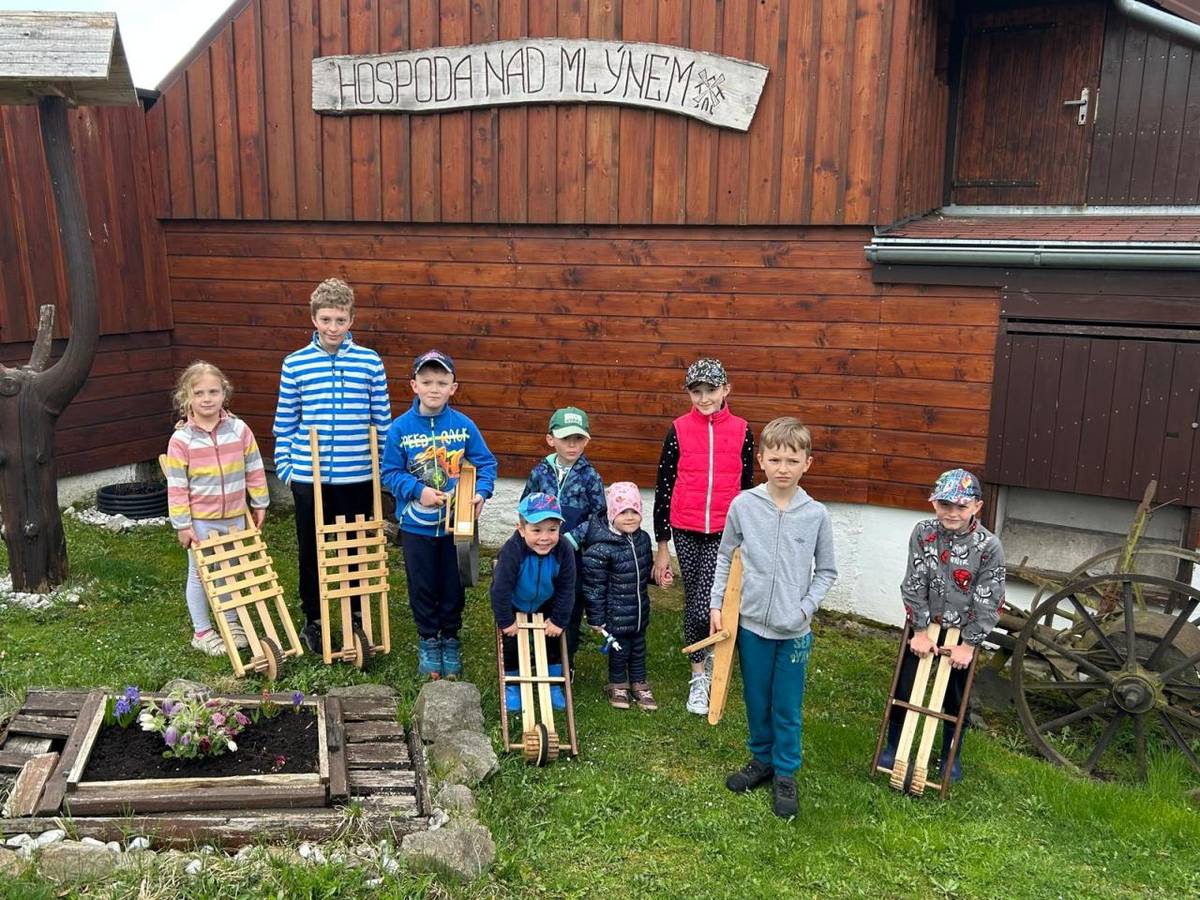 Mezi oblíbené velikonoční zvyky patří již odedávna také řehtání či klapotání. Používání malých řehtaček a klapaček do ruky, ale i velkých nástrojů vožených na trakaři přitom mělo nahradit zvony, které naposledy zazní při mši na Zelený čtvrtek, následně „odletí do Říma“.
