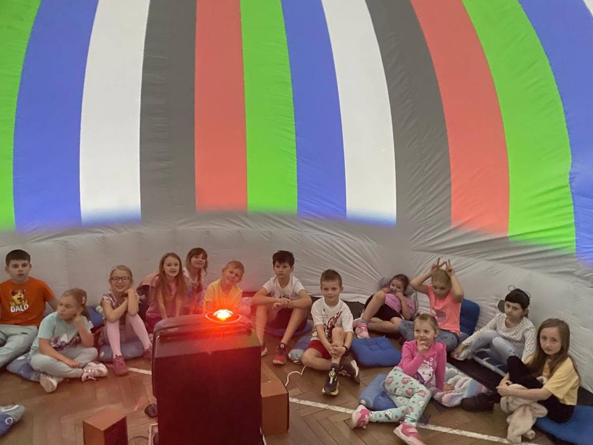 Dne 17.4. zavítalo do místní tělocvičny pojízdné planetárium, ve kterém si menší i větší děti promítly krátké filmy s vesmírnou tematikou. Děkujeme za krásnou akci a perfektní nápad.