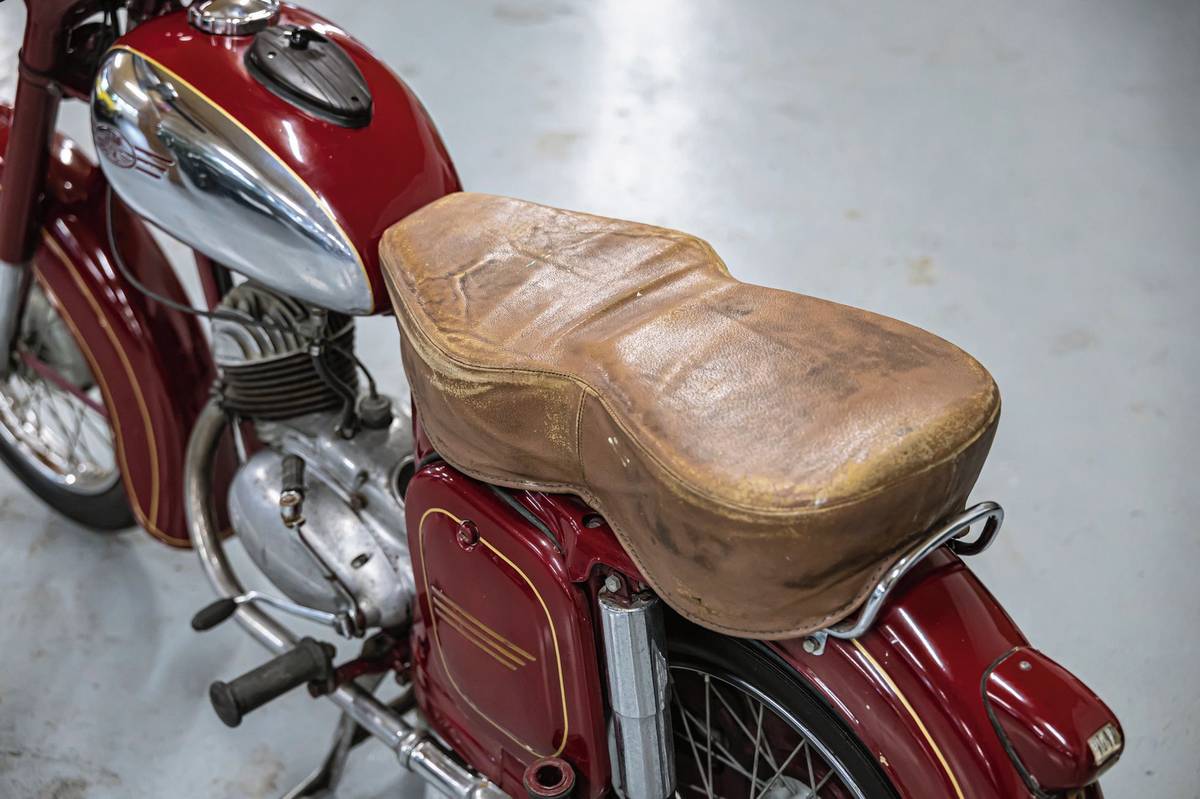 Tombolové stroje nabízené v rámci Retro Garáže jsou populární. Návštěvníci mají šanci získat motorku za zakoupenou vstupenku.