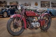 Předválečný motocykl Indian Scout s motorem V-twin 750 ccm v poměrně vzácném
provedení tzv. short frame, které se dle názvu vyznačovalo kratším rámem. Začíná na 490 tisících.