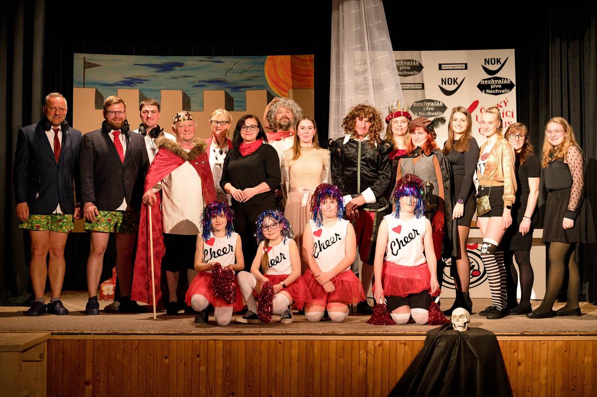 Zítra poslední vystoupení Nechvalických ochotníků od 19:00 v KD Nechvalice Přijďte si užít závěrečný večer plný smíchu, napětí i dojemných momentů. Nechvaličtí ochotníci se s vámi rozloučí svou poslední reprízou a vy u toho nesmíte chybět! Kulisy připravené, herci nažhavení – zbývá už jen vaše potleskem naplněné publikum.